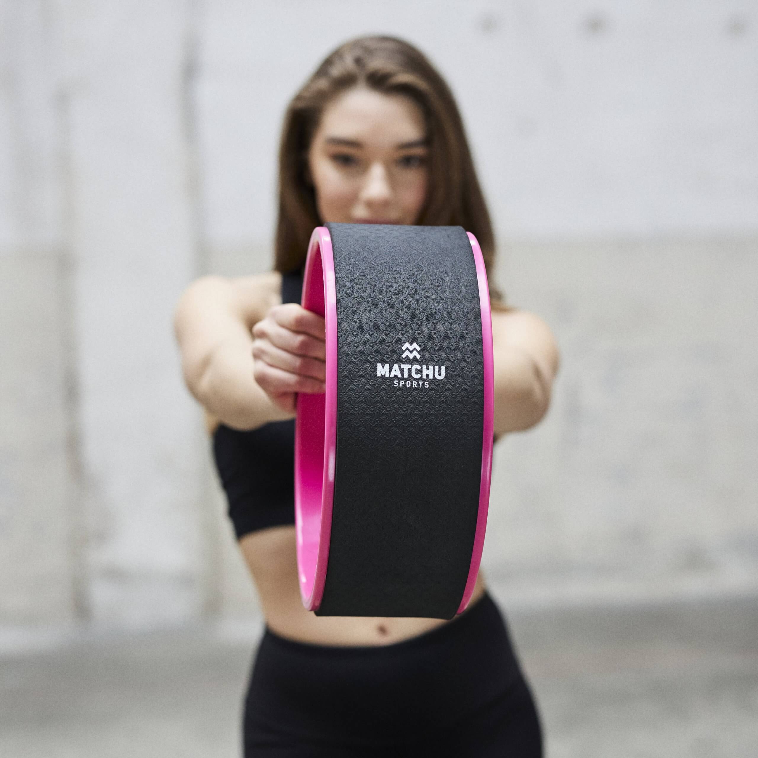 Yoga wheel roze met model