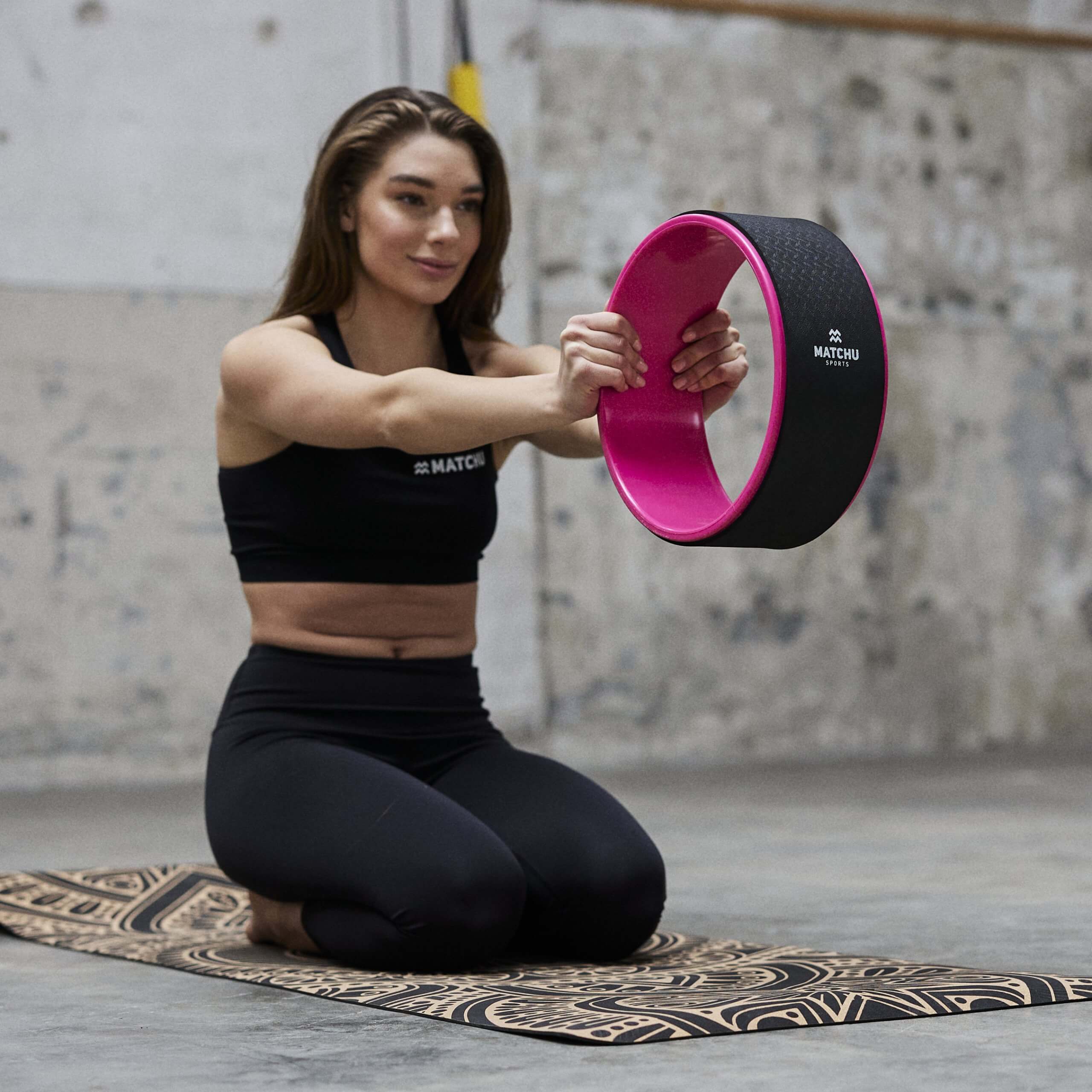 yoga wheel roze model doet Vajrasana