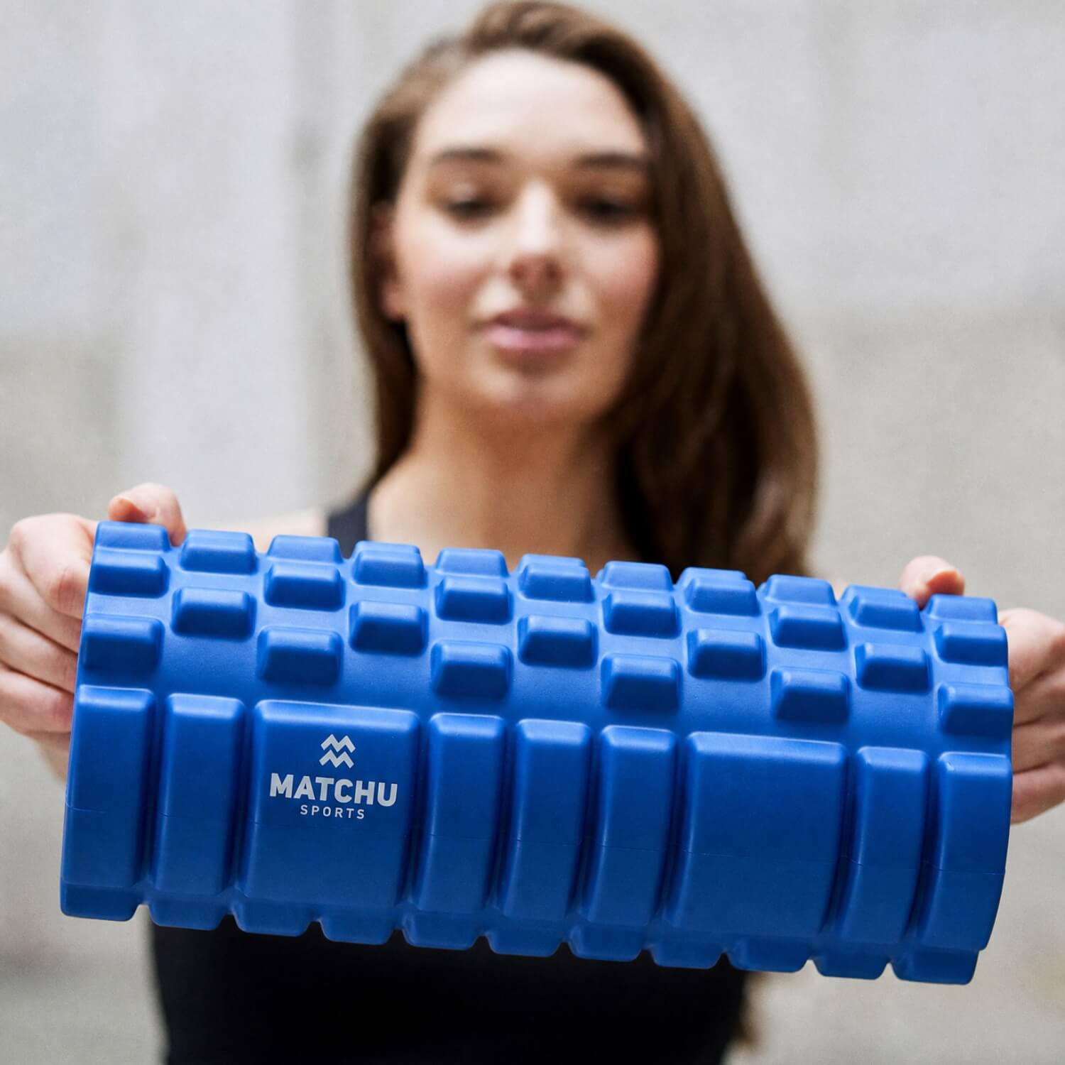 foam roller blauw 33cm isabelle vasthouden close up
