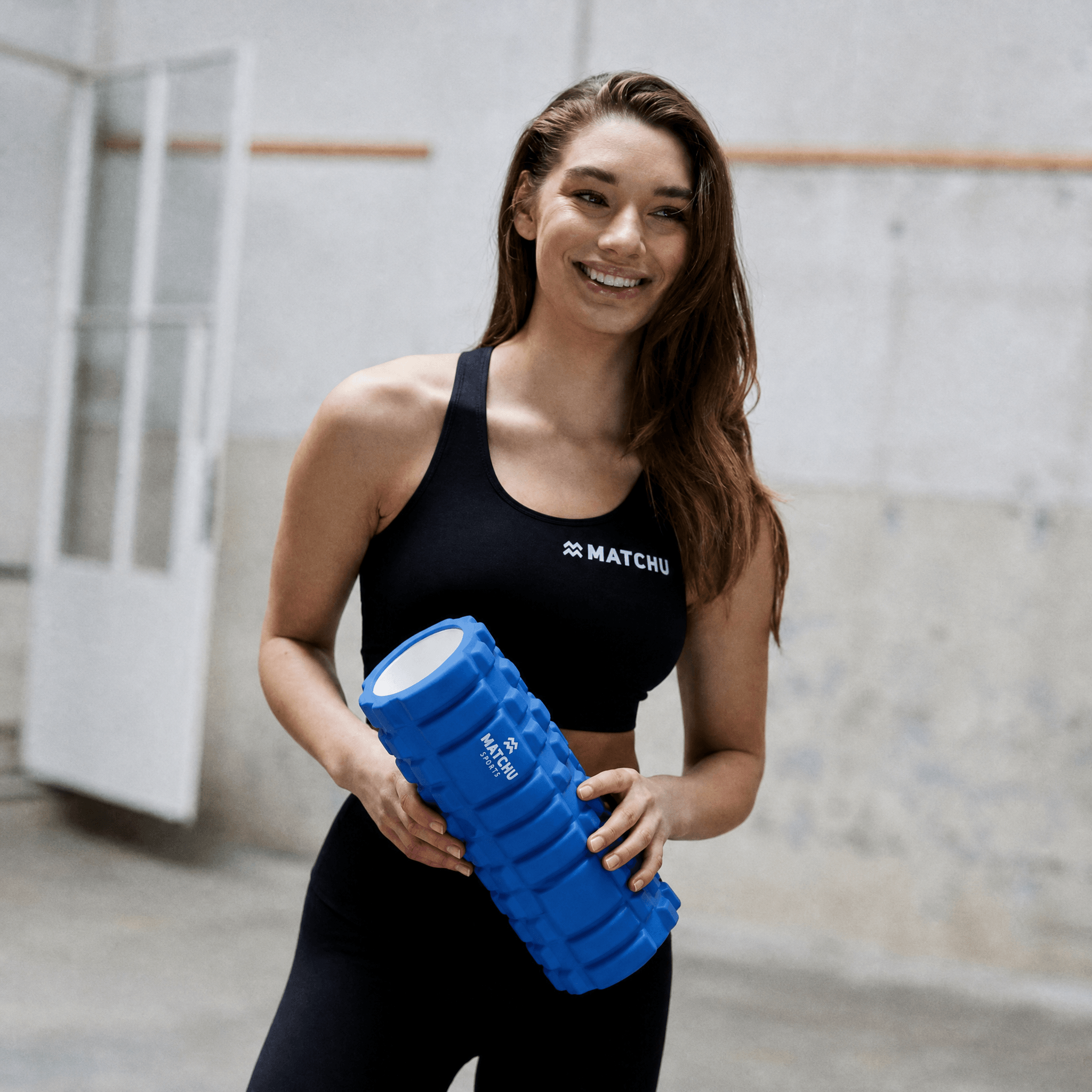 foam roller blauw 33cm isabelle vasthouden