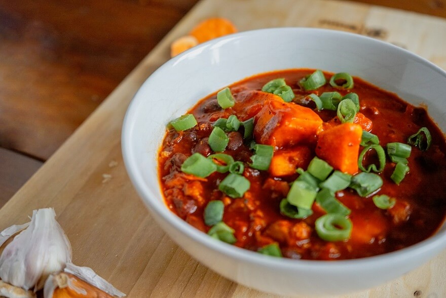 Chili met zoete aardappel 880x588 - Matchu Sports