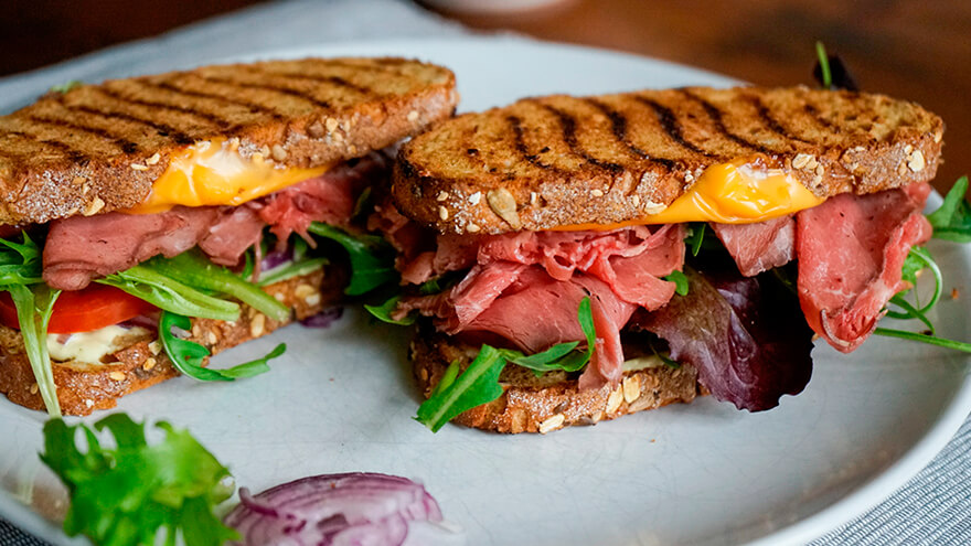 Broodje rosbief met cheddar 880 x 495