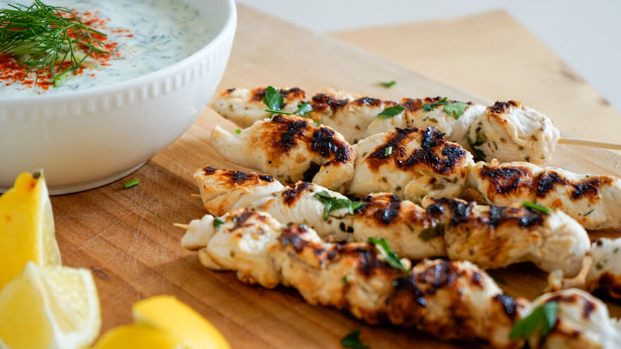 Citroen kipspiesjes met zelfgemaakte tzatziki 880 x 495