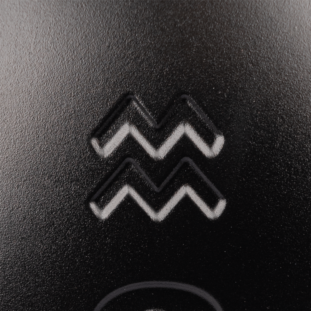 Matchu_Competition Kettlebells_Detail_Logo Comp Kettlebell Detail Logo Sfeer