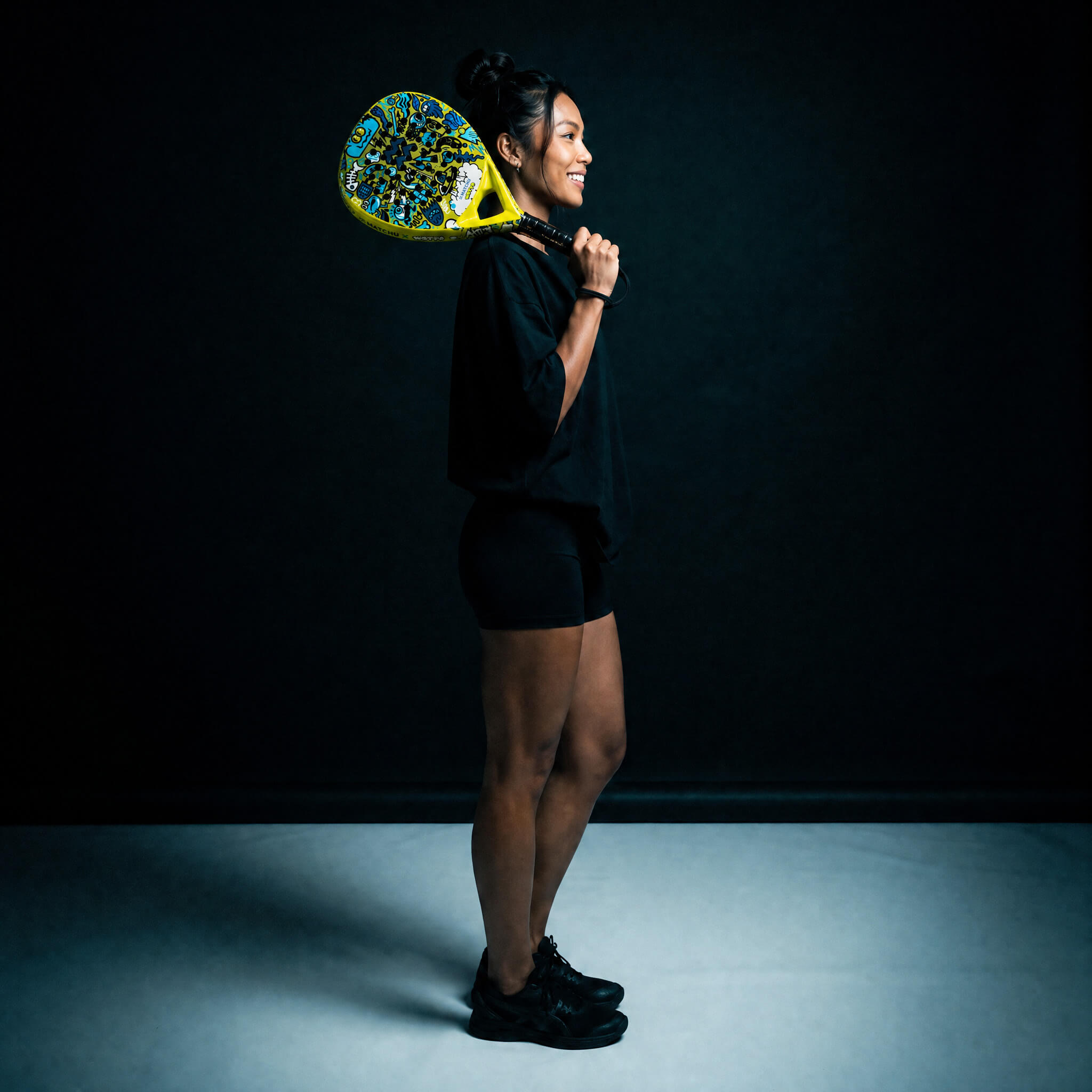 Sfeerfoto vrouw met padel racket