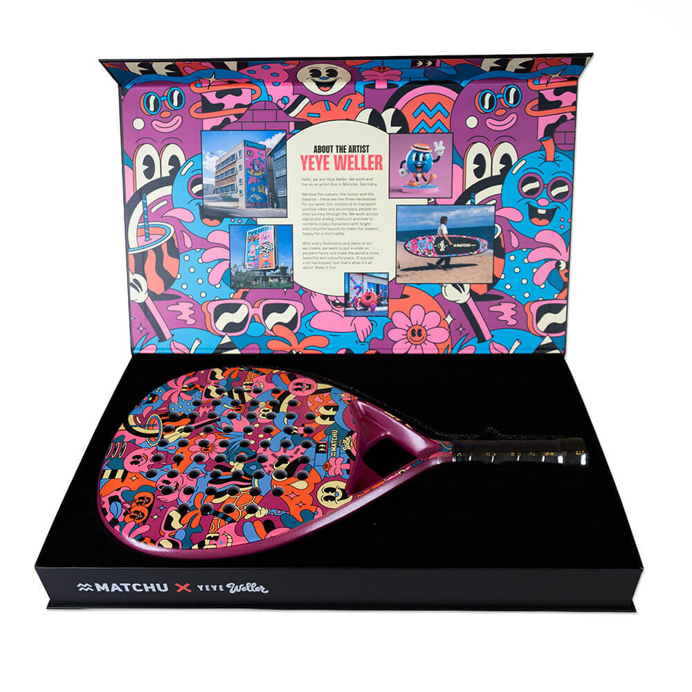 3K Carbon Druppel Padel Racket inclusief brand story doos - MATCHU x YEYE WELLER