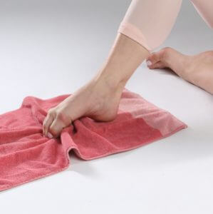 handdoekp-pakken-met-de-voet-299x300