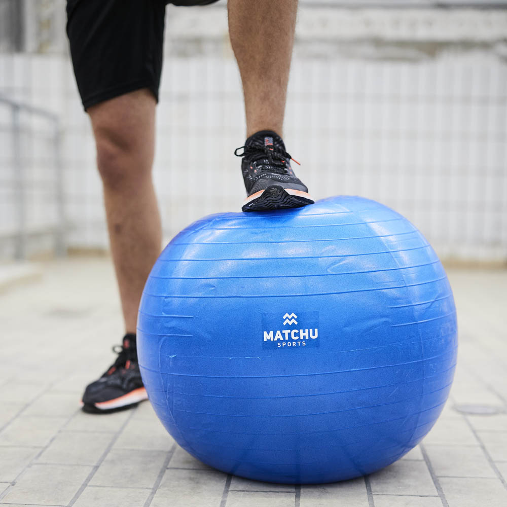 fitnessbal blauw 75cm voorkant standing zoom dex matchu