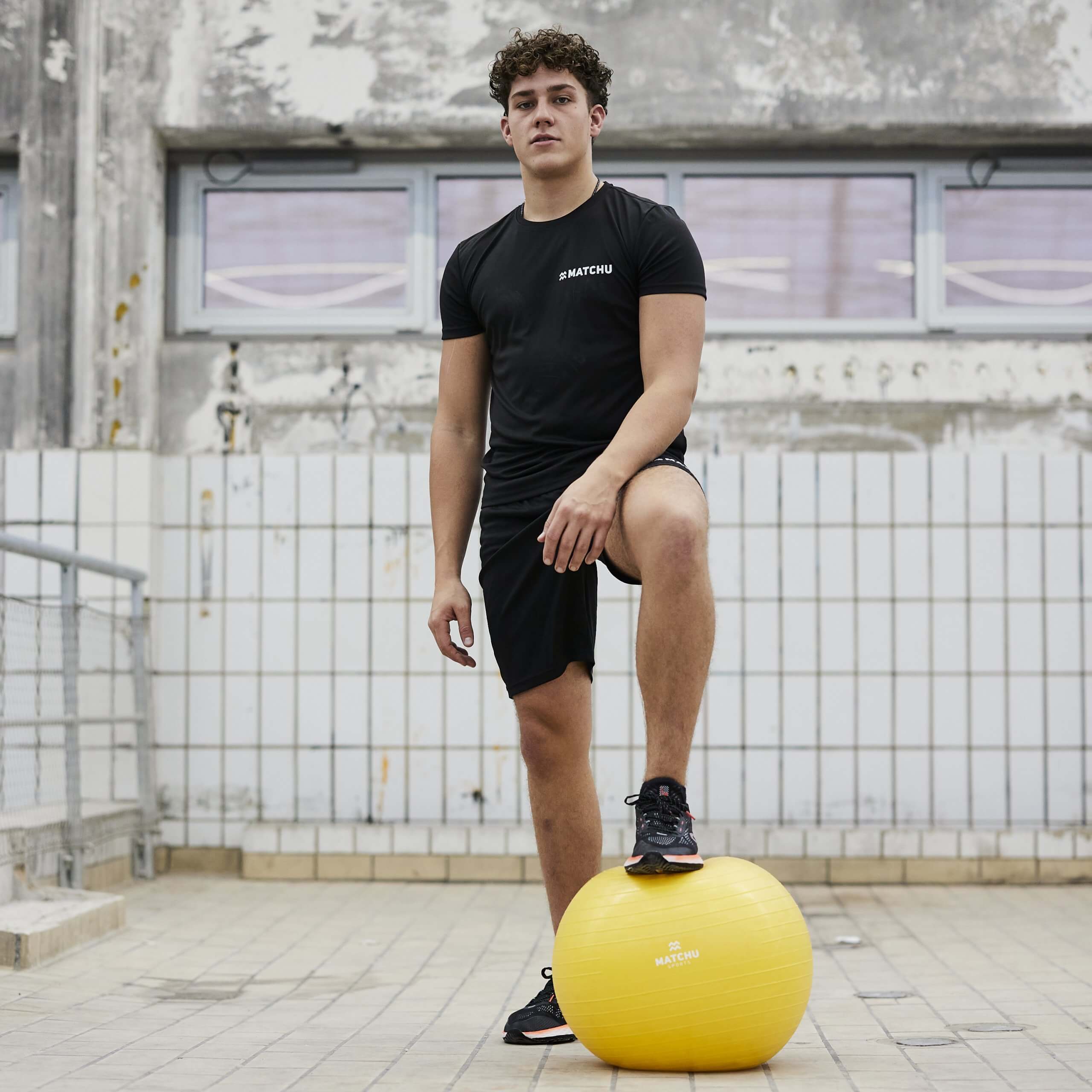 fitnessbal geel 45cm voorkant standing dex matchu