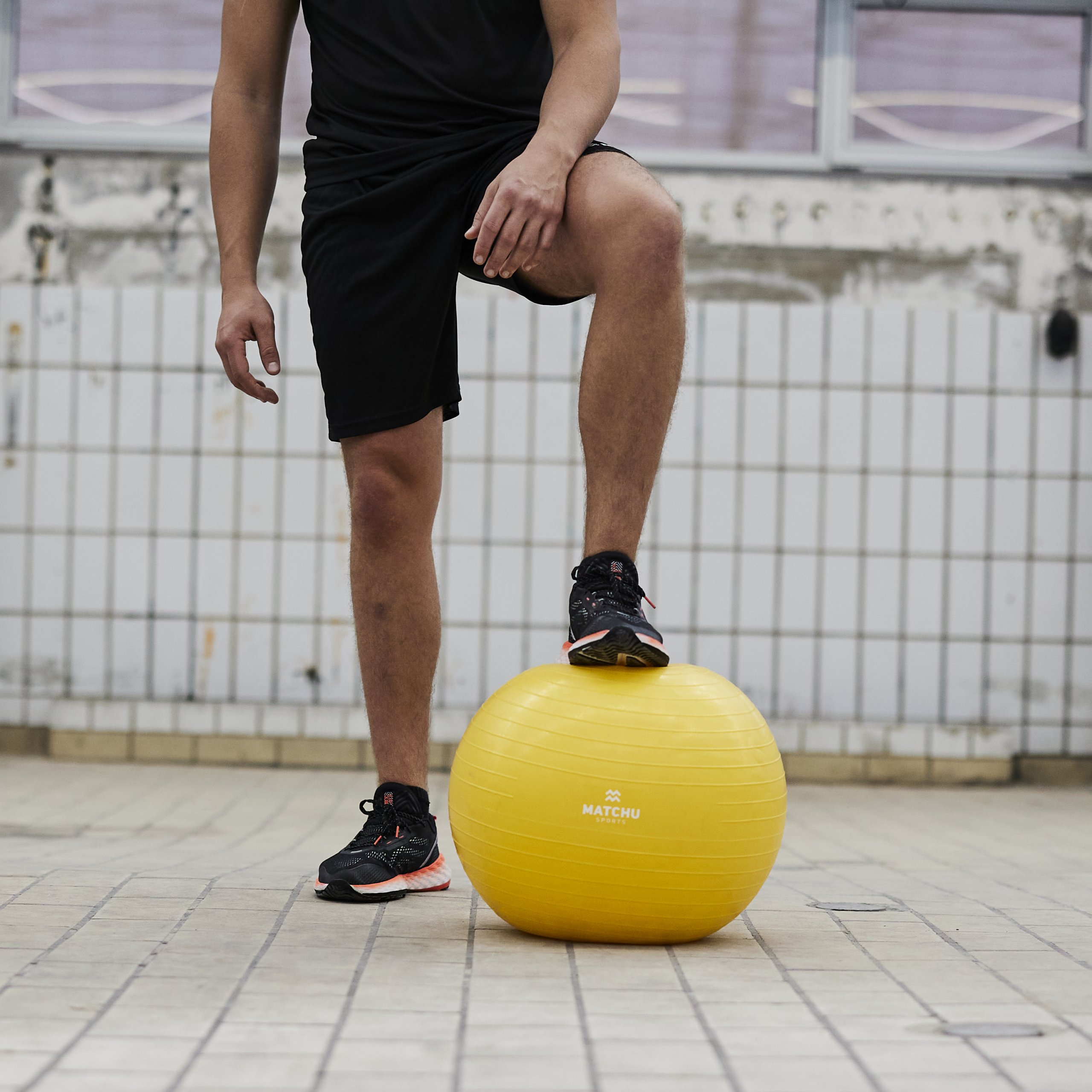 fitnessbal geel 45cm voorkant standing zoom dex matchu