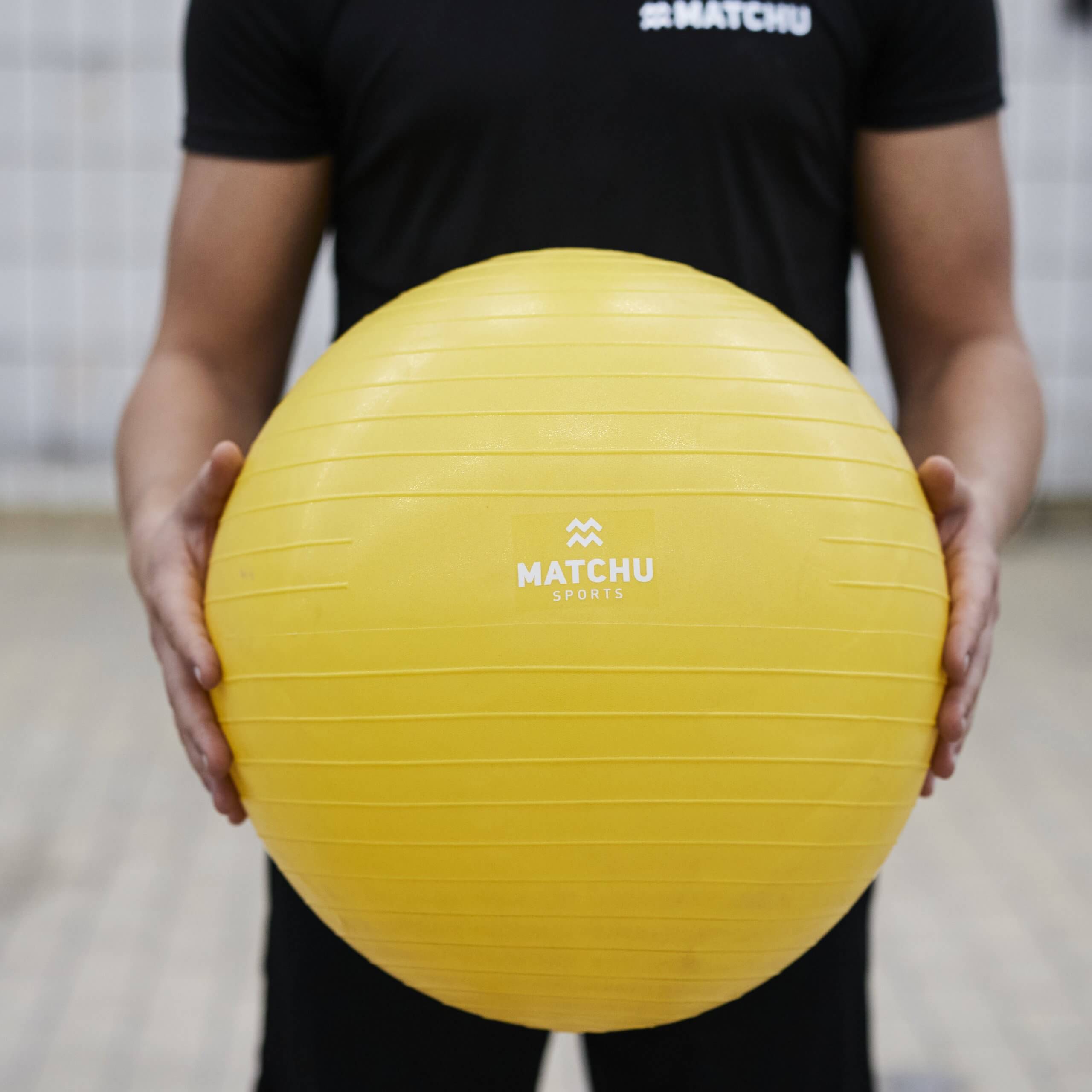 fitnessbal geel 45cm voorkant standing zoom dex matchu