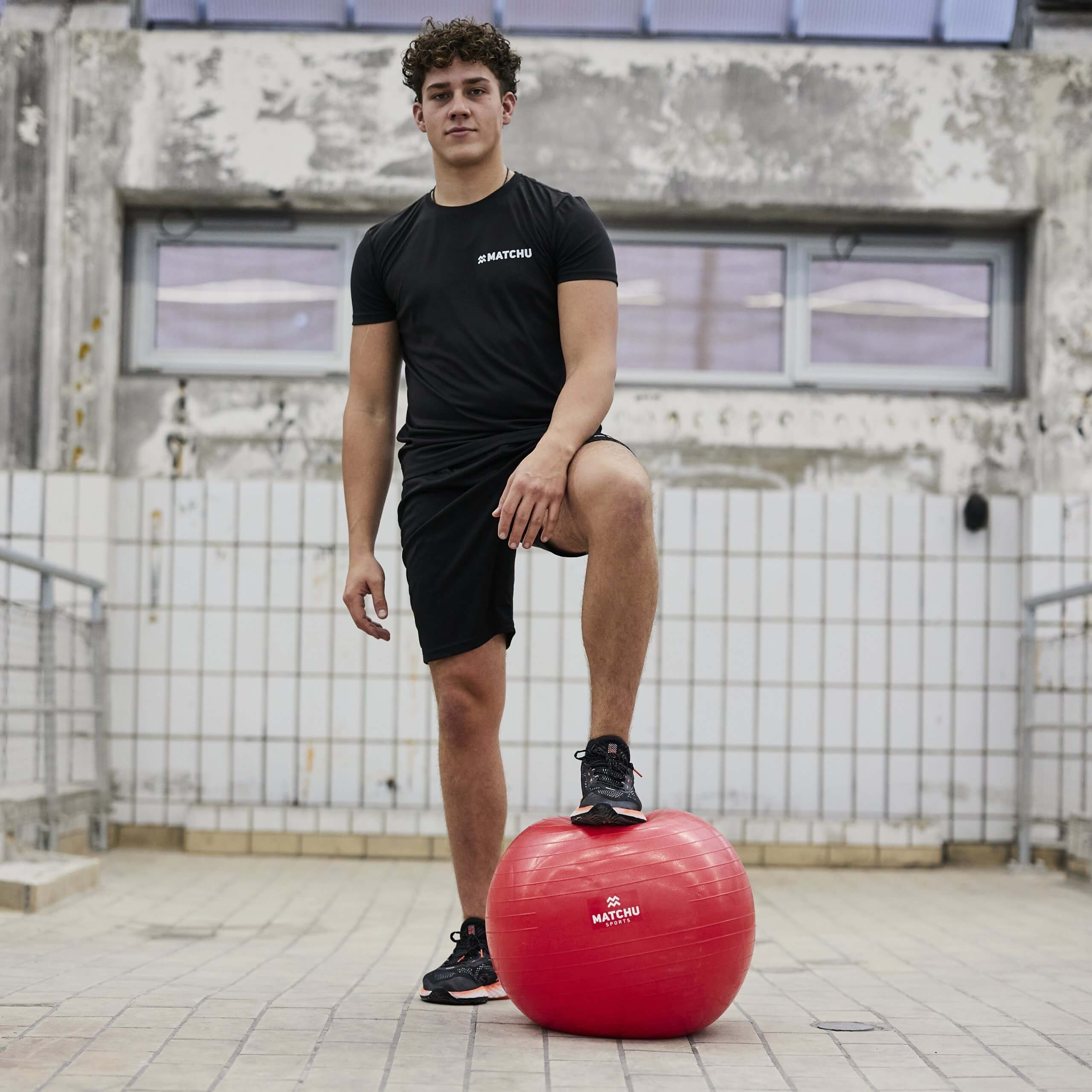fitnessbal rood 55cm voorkant standing dex matchu