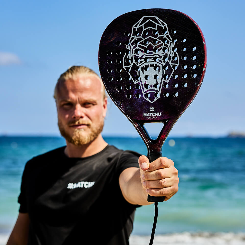 Koen Verweij met padel racket gorilla van Matchu Sports