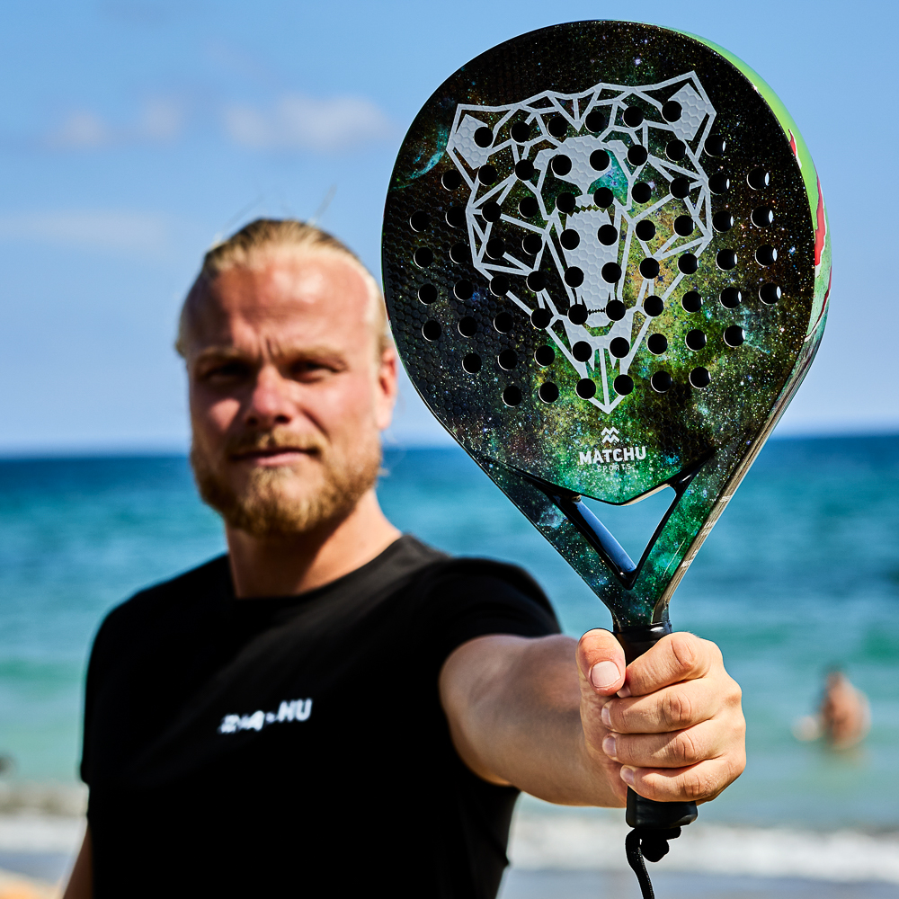 Koen Verweij met padel racket bear van Matchu Sports