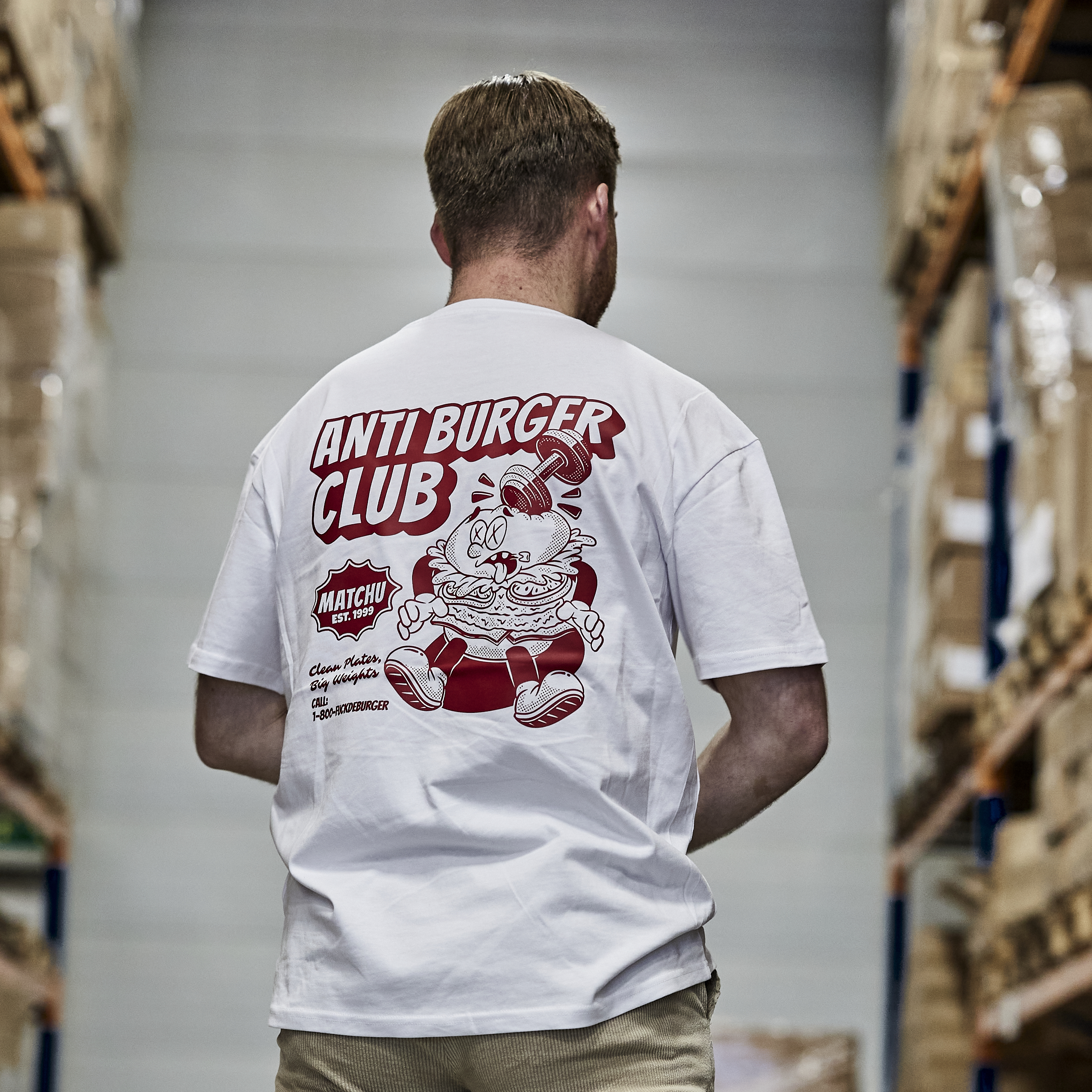 anti burger club shirt wit achterkant pose joep matchu