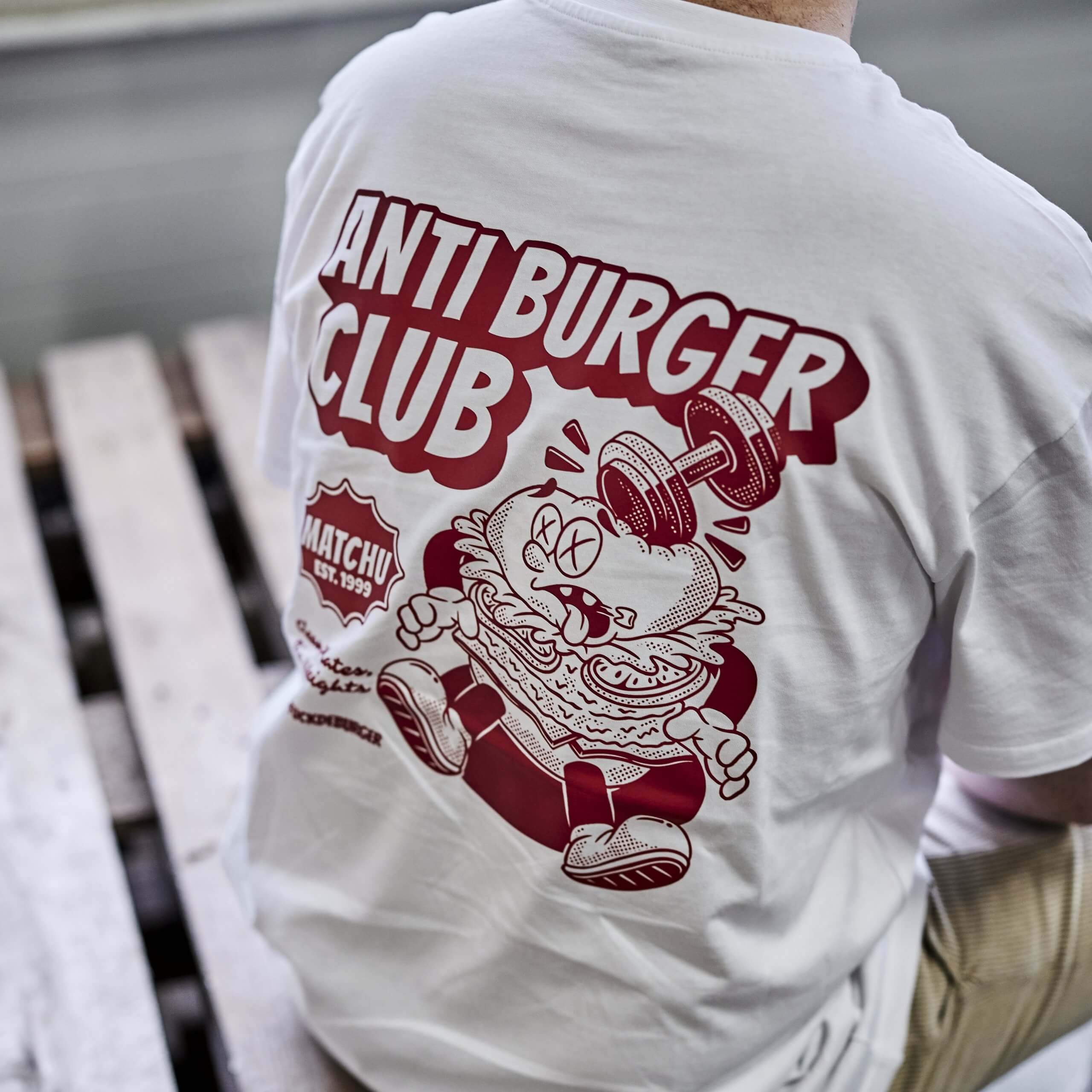anti burger club shirt wit achterkant pose zoom in joep matchu